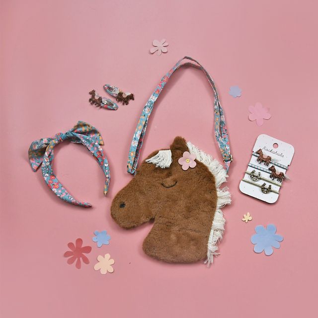 Acessórios femininos: faixa para cabelo floral, brincos cavalo, bolsa em forma de cavalo e conjunto de brincos em fundo rosa