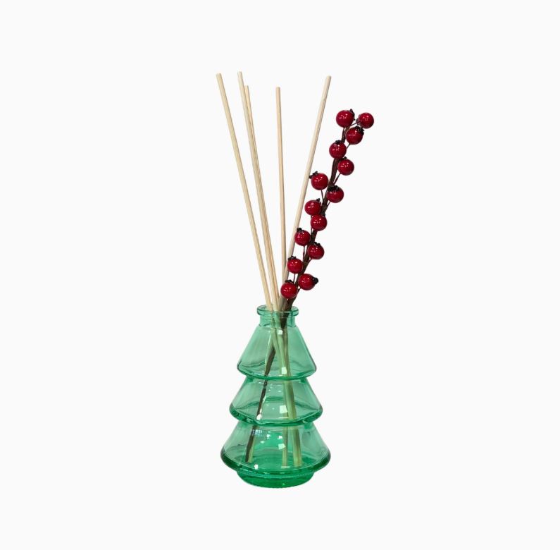 Difusor de aromas em vidro verde formato árvore de Natal com pauzinhos de madeira e ramo com bagas vermelhas