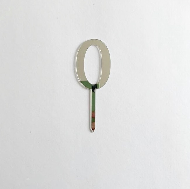 Número 0 metálico prateado com fundo branco