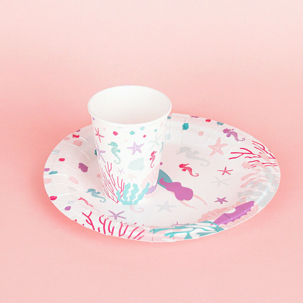 Prato e copo de papel com padrão marinho em tons pastel