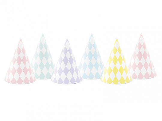 Chapéus de festa cónicos com padrão de losangos em várias cores pastel
