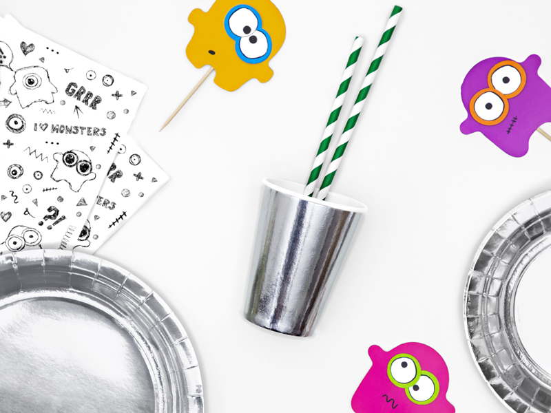 Artigos de festa prateados e com desenhos de monstros coloridos