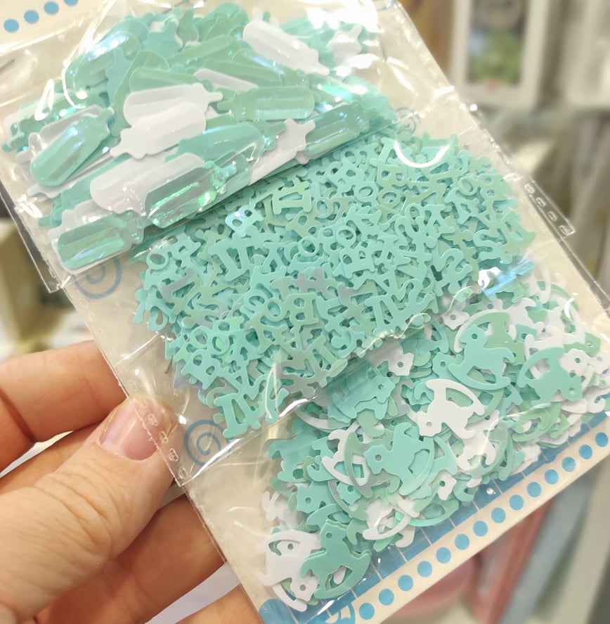 Pacote de confetis azuis e brancos em plástico num ambiente de loja