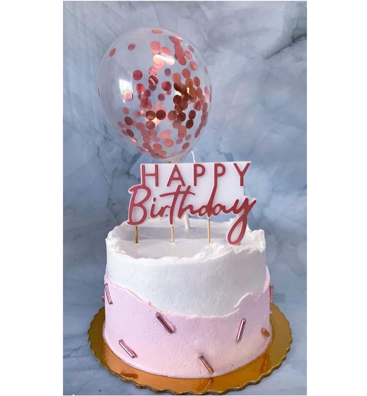 Bolo de aniversário decorado com placa e balão com confetes cor-de-rosa