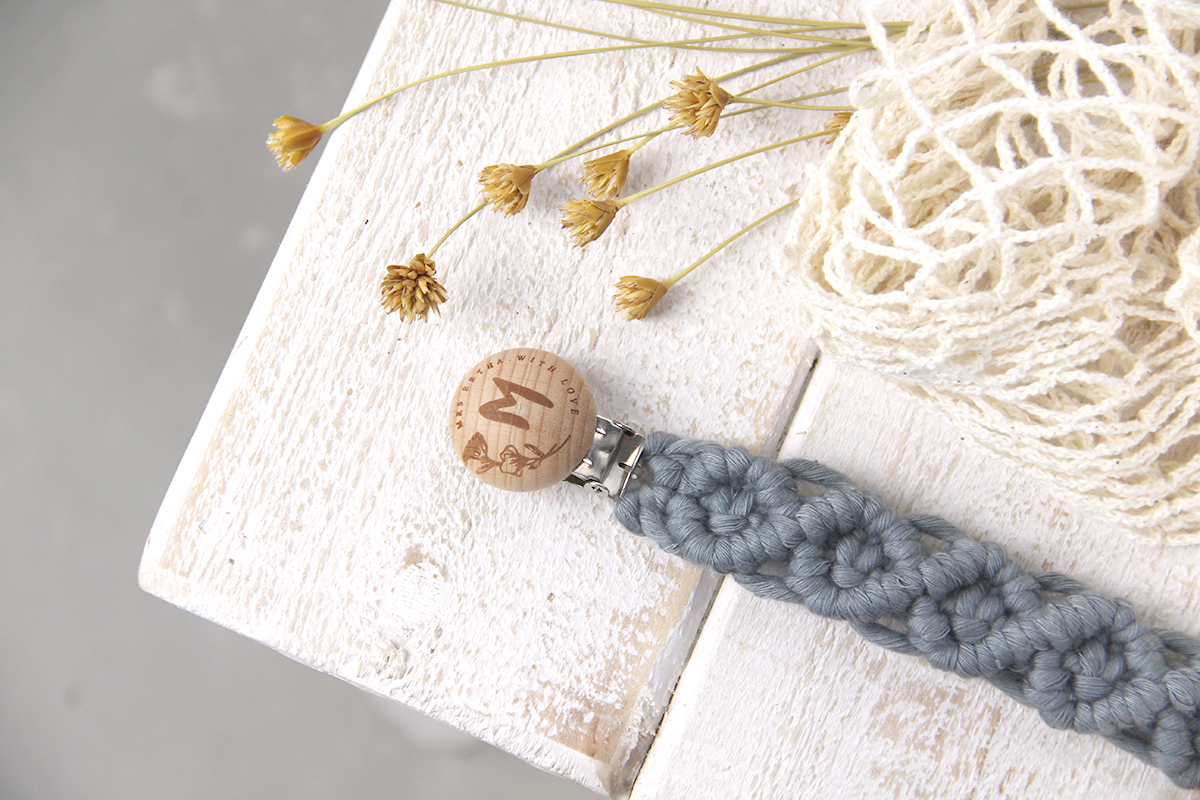 Prendedor de chupeta de madeira com letra M e cordão trançado cinza