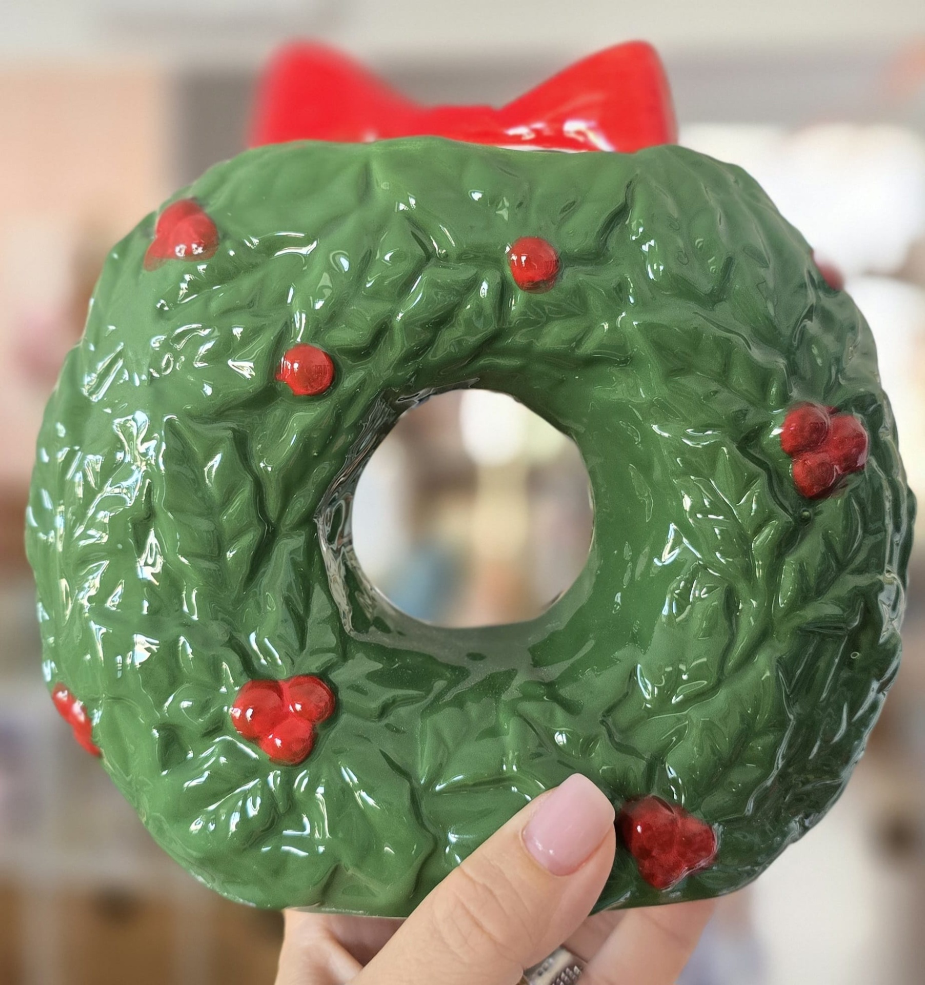 Anel cerâmico verde com bolas vermelhas e laço vermelho decorativo