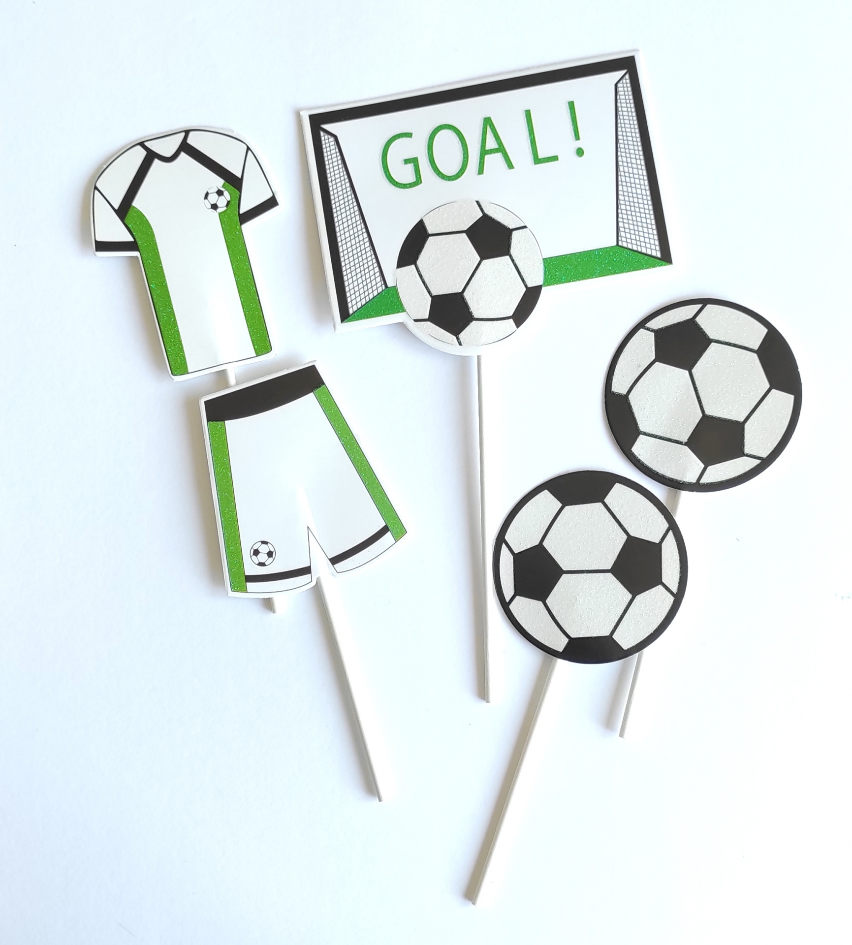 Toppers para bolos com desenhos de roupa de futebol, bolas e placar com 'GOAL!'