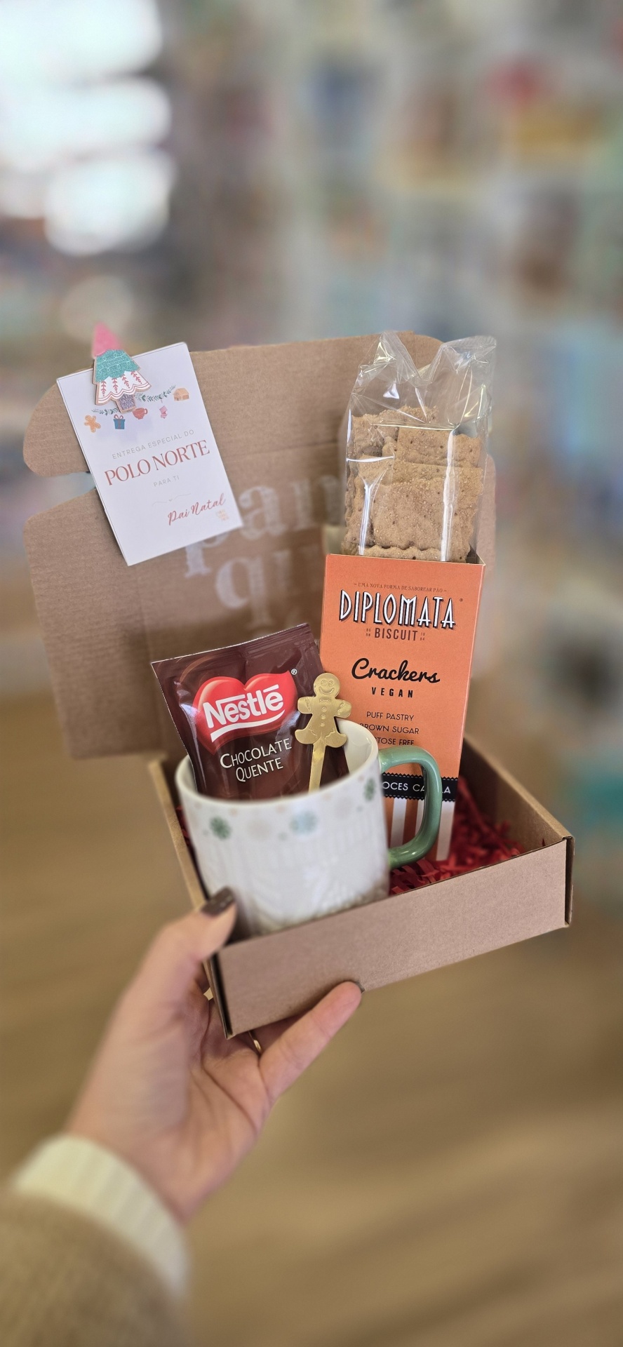 Caixa de presente com biscoitos, chocolate quente e caneca decorada