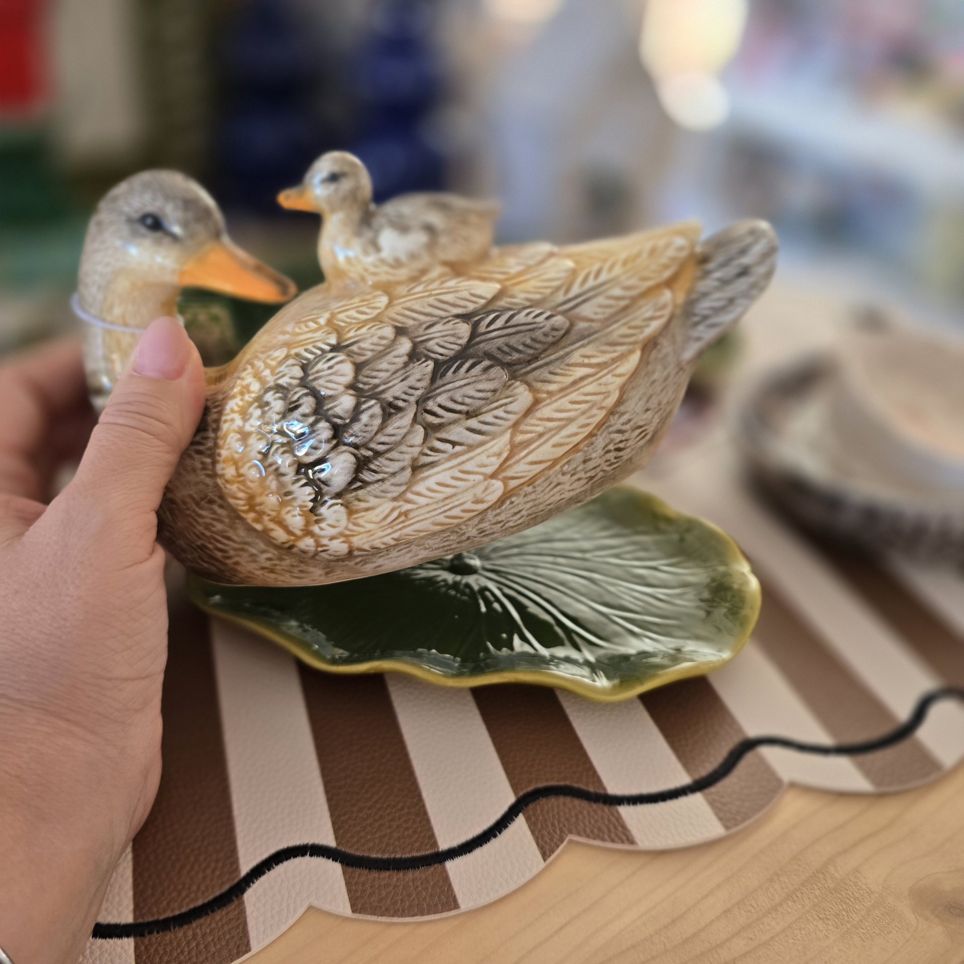 Peça decorativa em cerâmica de pato com pato bebé