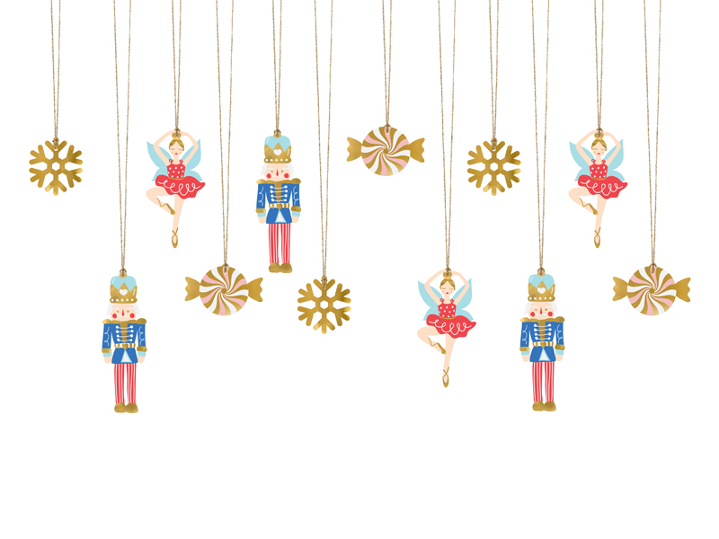 Enfeites natalícios coloridos pendurados, incluindo fadas, soldados, flocos de neve e doces dourados.