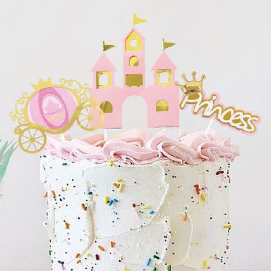 Bolo decorado com flores cor-de-rosa e recortes de papel temáticos de princesa