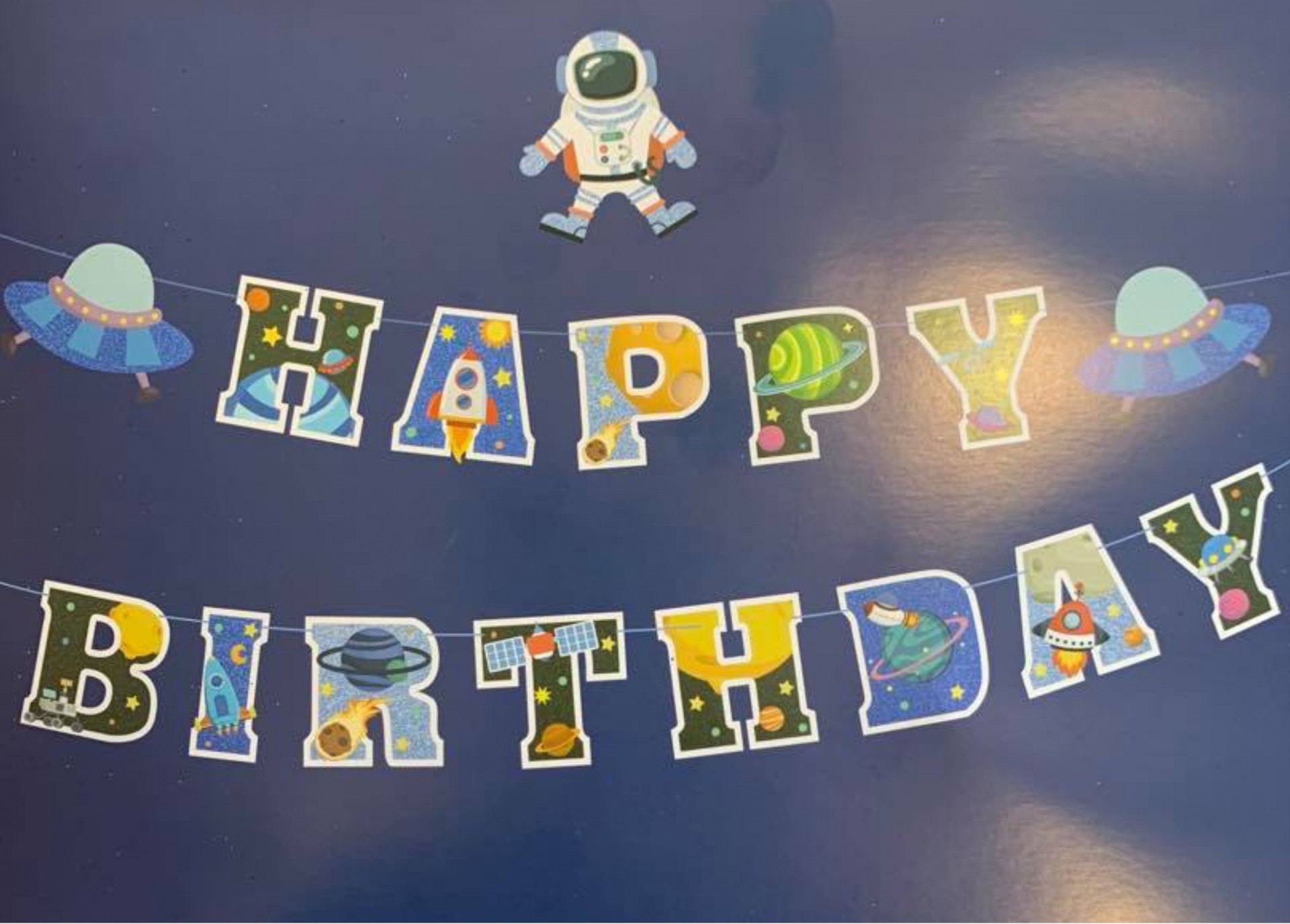 Guirlanda decorativa de aniversário com tema espacial em cartão colorido