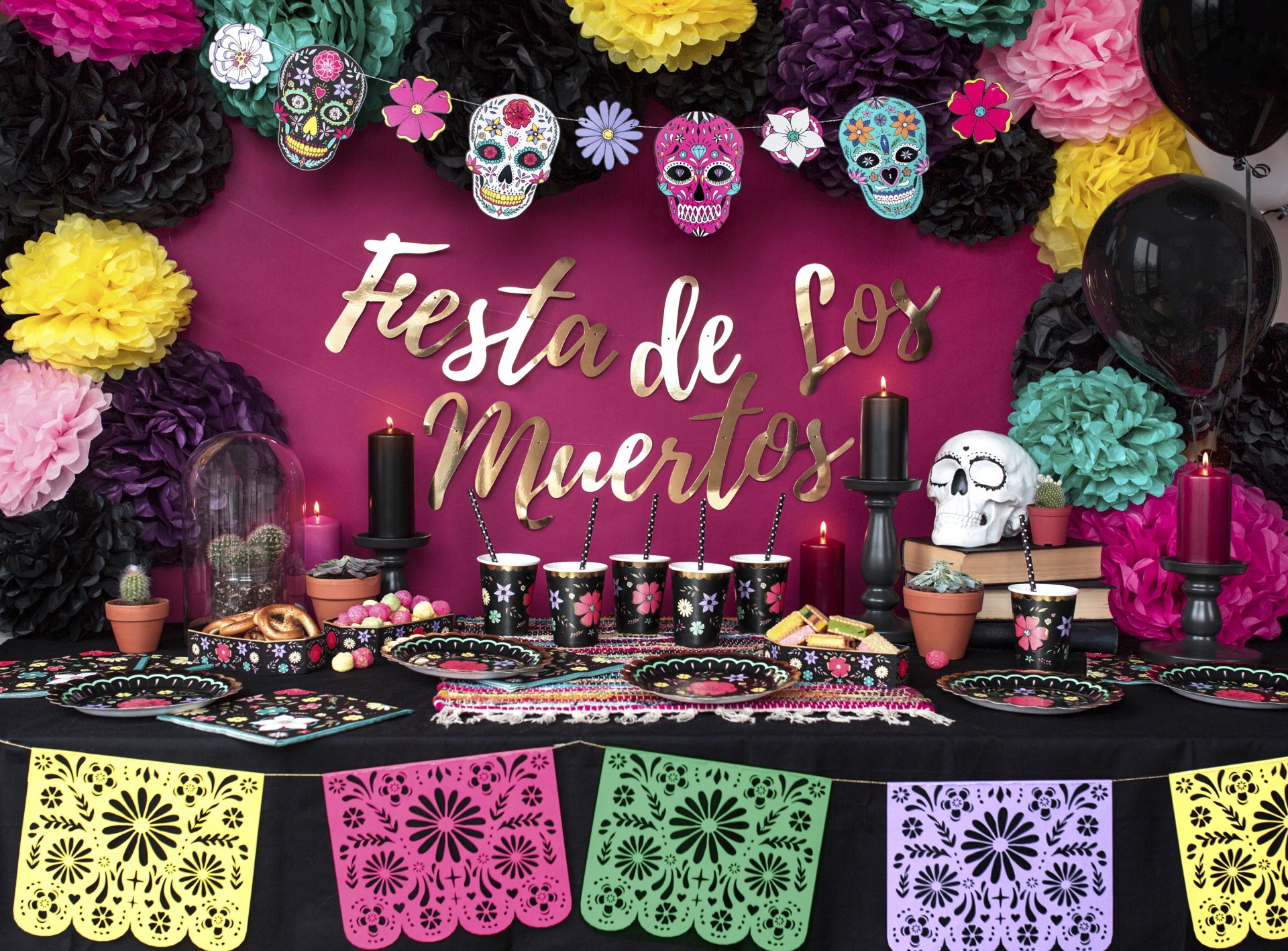 Decoração colorida Fiesta de Los Muertos com caveiras e papel recortado