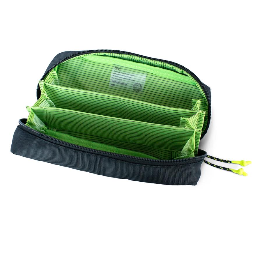 Estojo preto com interior verde e compartimentos abertos