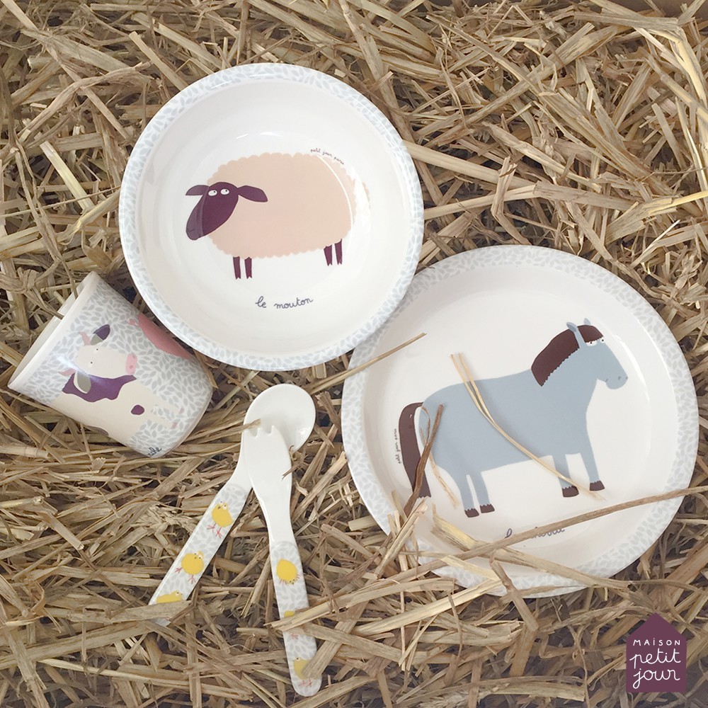 Conjunto infantil de louça com desenhos de animais e talheres com padrão de margaridas