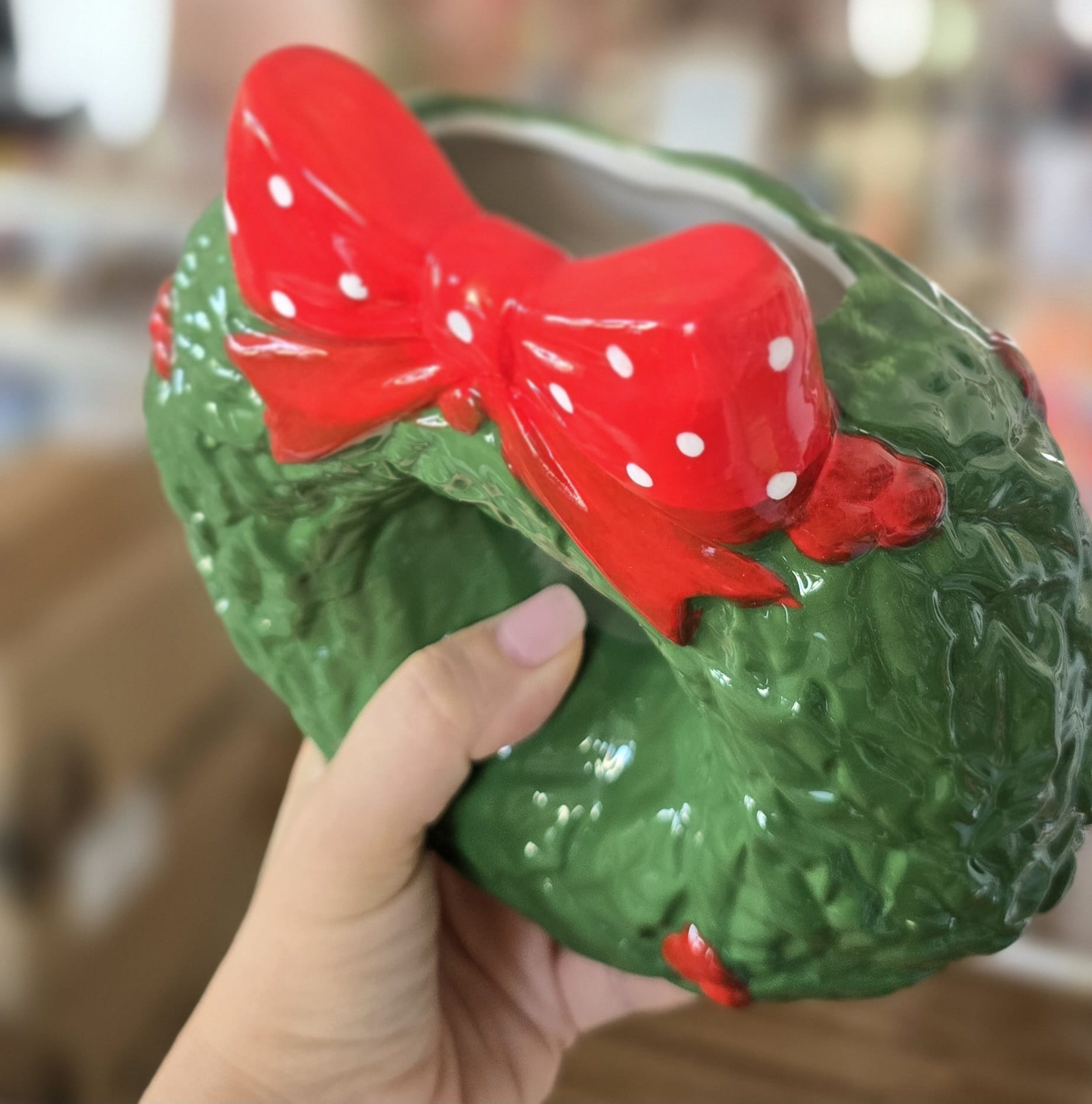 Vaso decorativo cerâmico verde com laço vermelho e bolinhas brancas