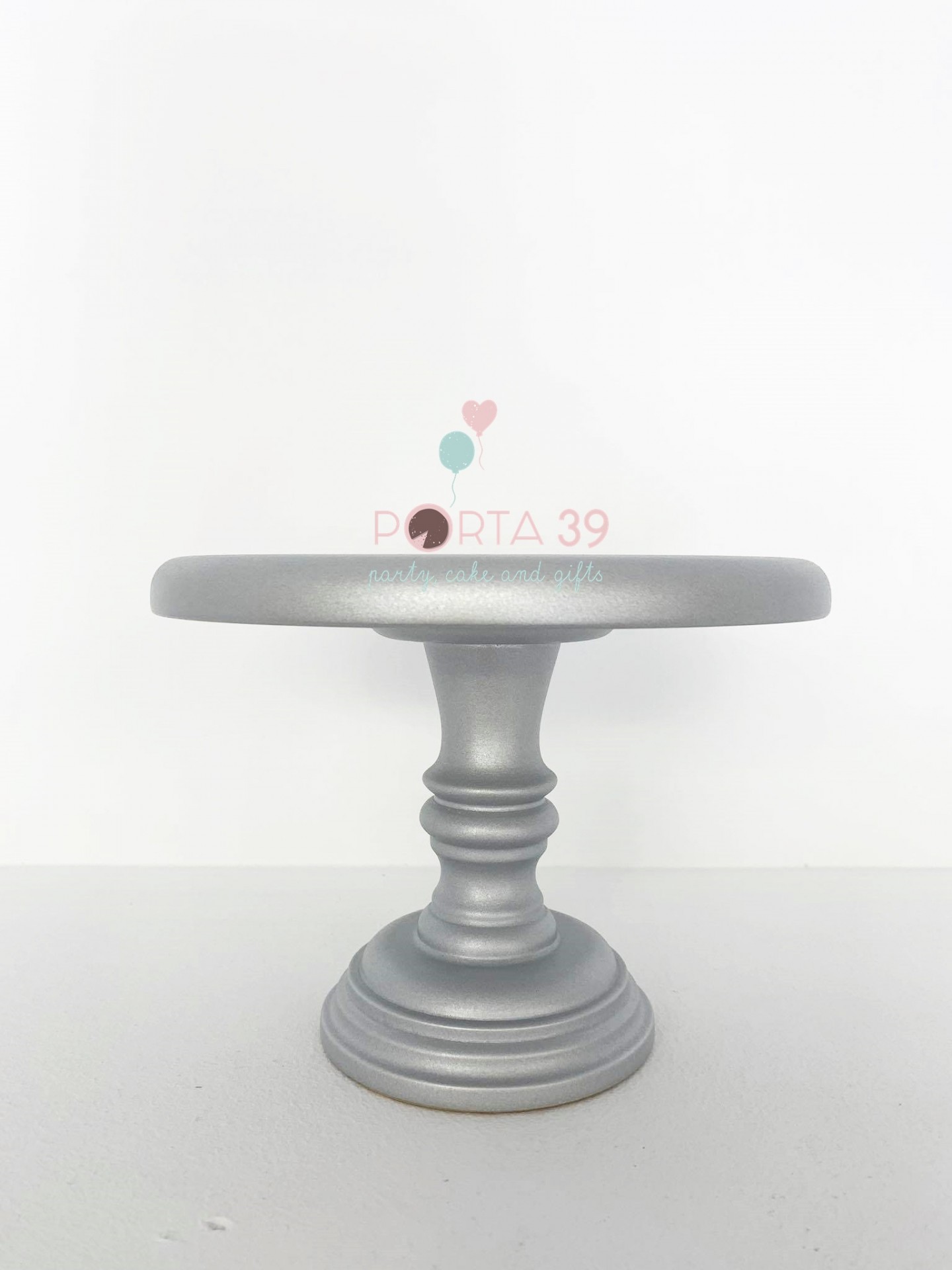 base de bolo prateada com pedestal redondo e liso
