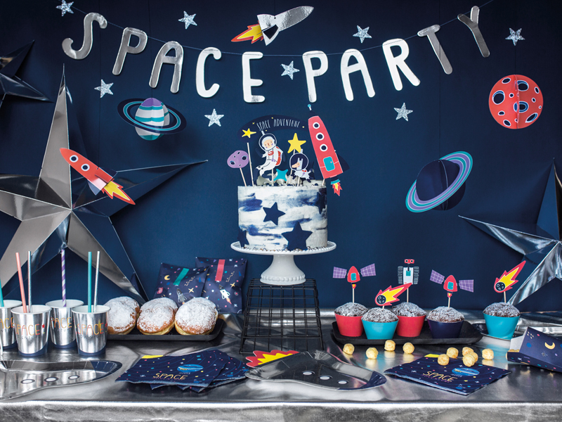Mesa de festa Space Party com bolo, cupcakes, bolachas e decoração espacial em fundo azul