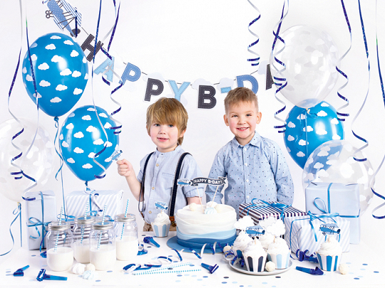 Dois meninos numa festa de aniversário com balões azuis e brancos e bolo branco