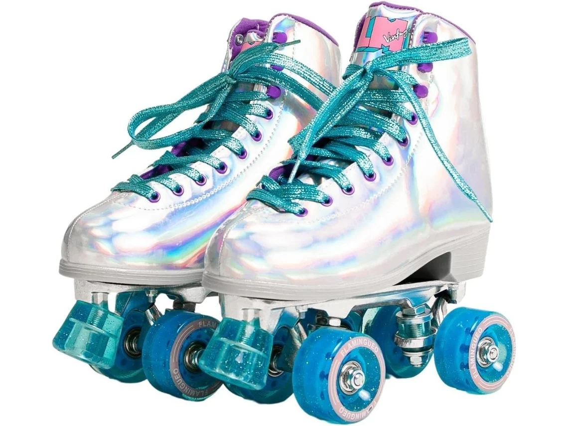 Patins de quatro rodas prateados iridescentes com rodas azuis.»