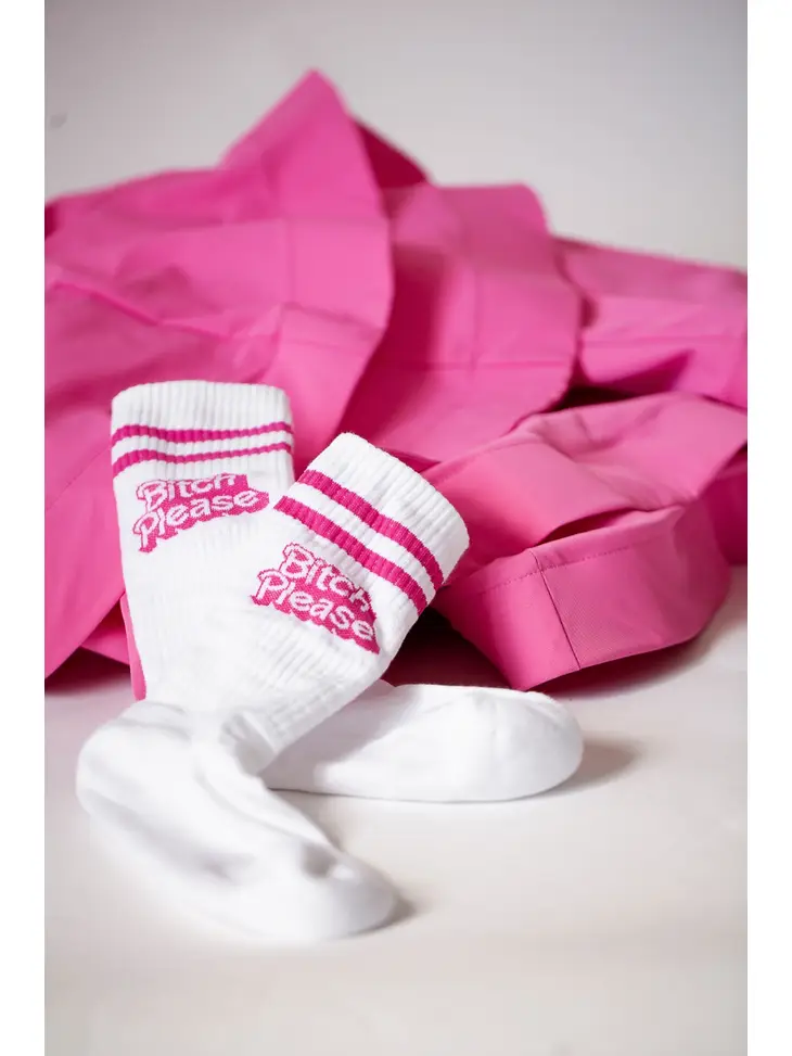 Meias brancas com texto rosa sobre tecido cor-de-rosa