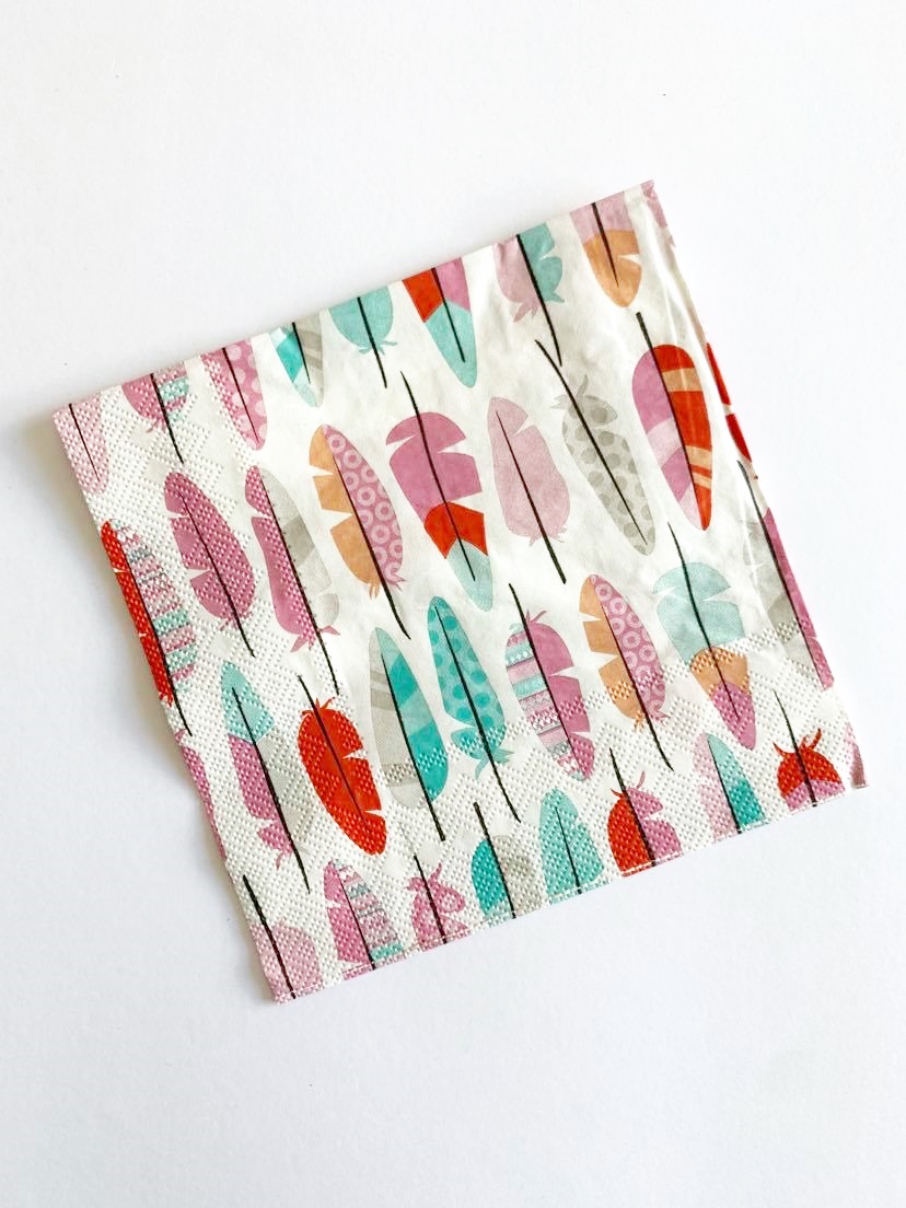 Guardanapo de papel com padrão de penas coloridas