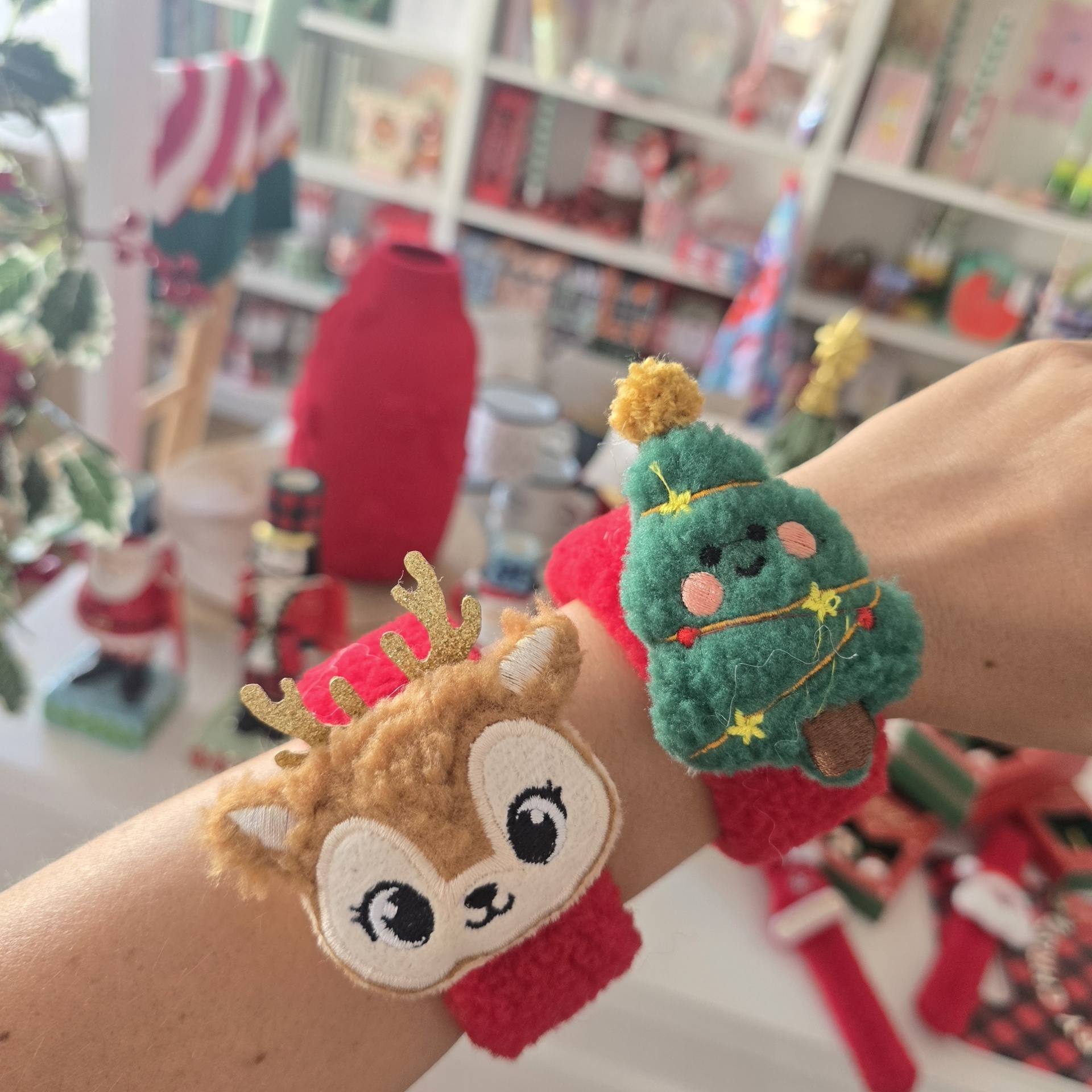 Meias vermelhas com aplicações de rena e árvore de Natal em pelúcia