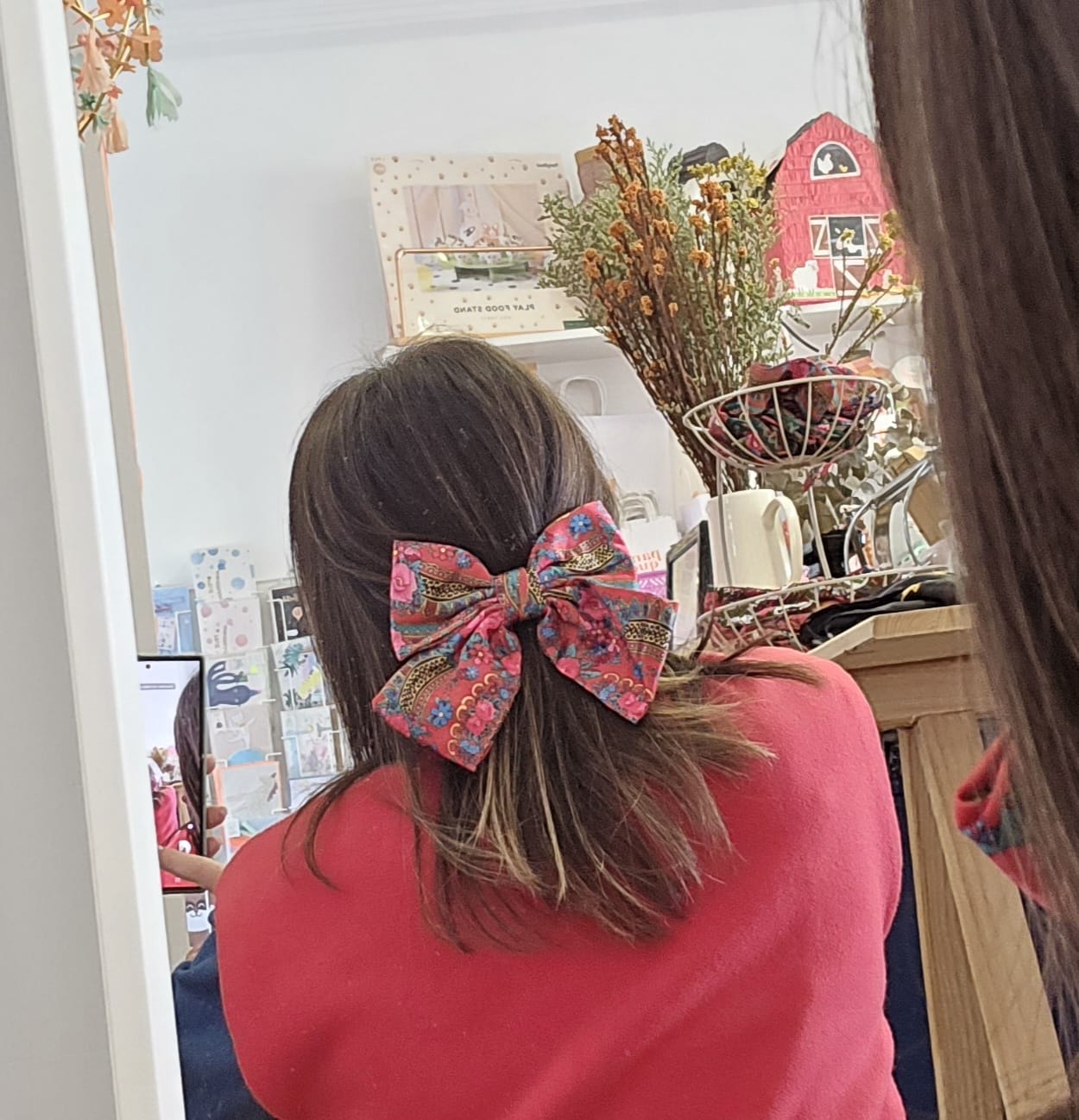 Laço de cabelo grande vermelho com padrão floral e detalhes dourados