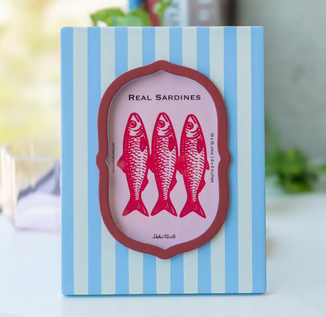 Moldura azul e branca com imagem de três sardinhas vermelhas e texto