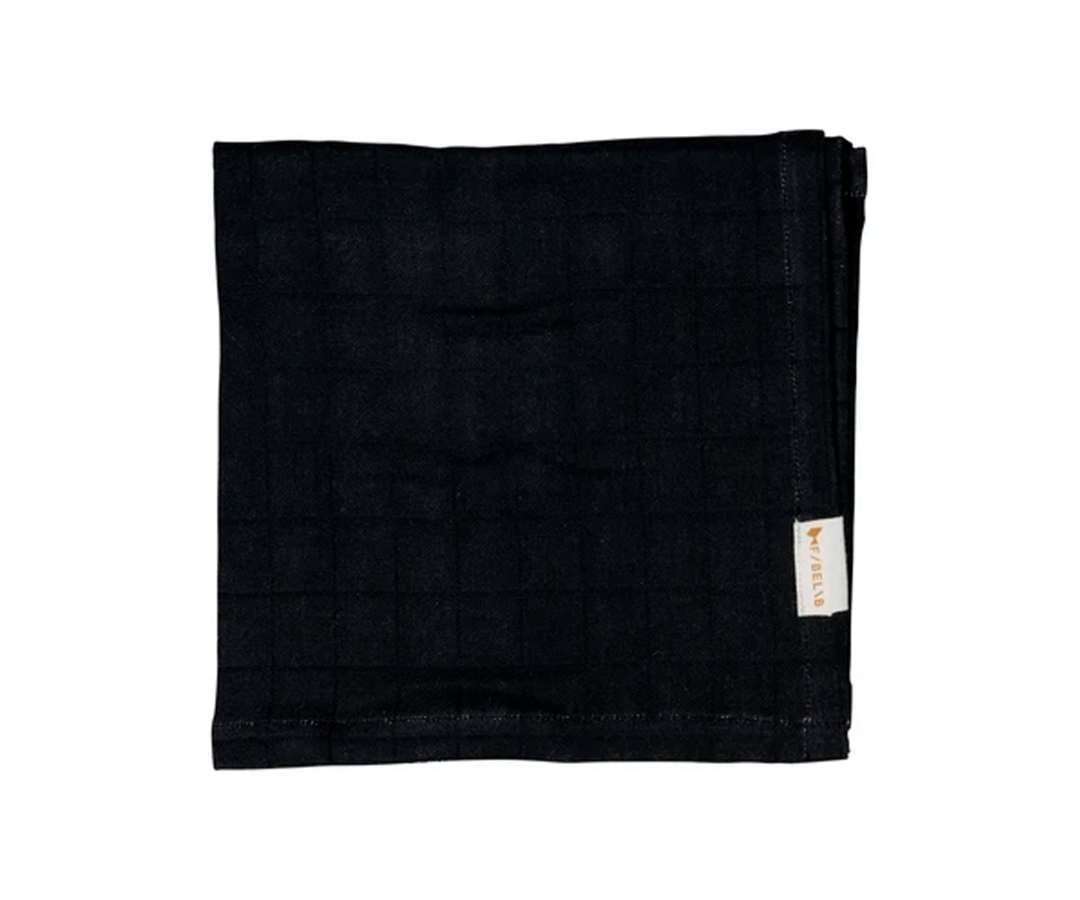 Guardanapo de tecido preto com etiqueta branca