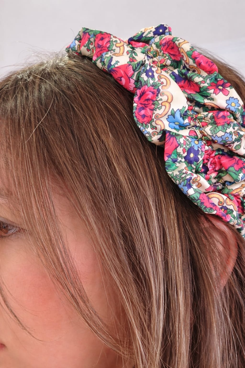 Faixa de cabelo floral colorida em tecido