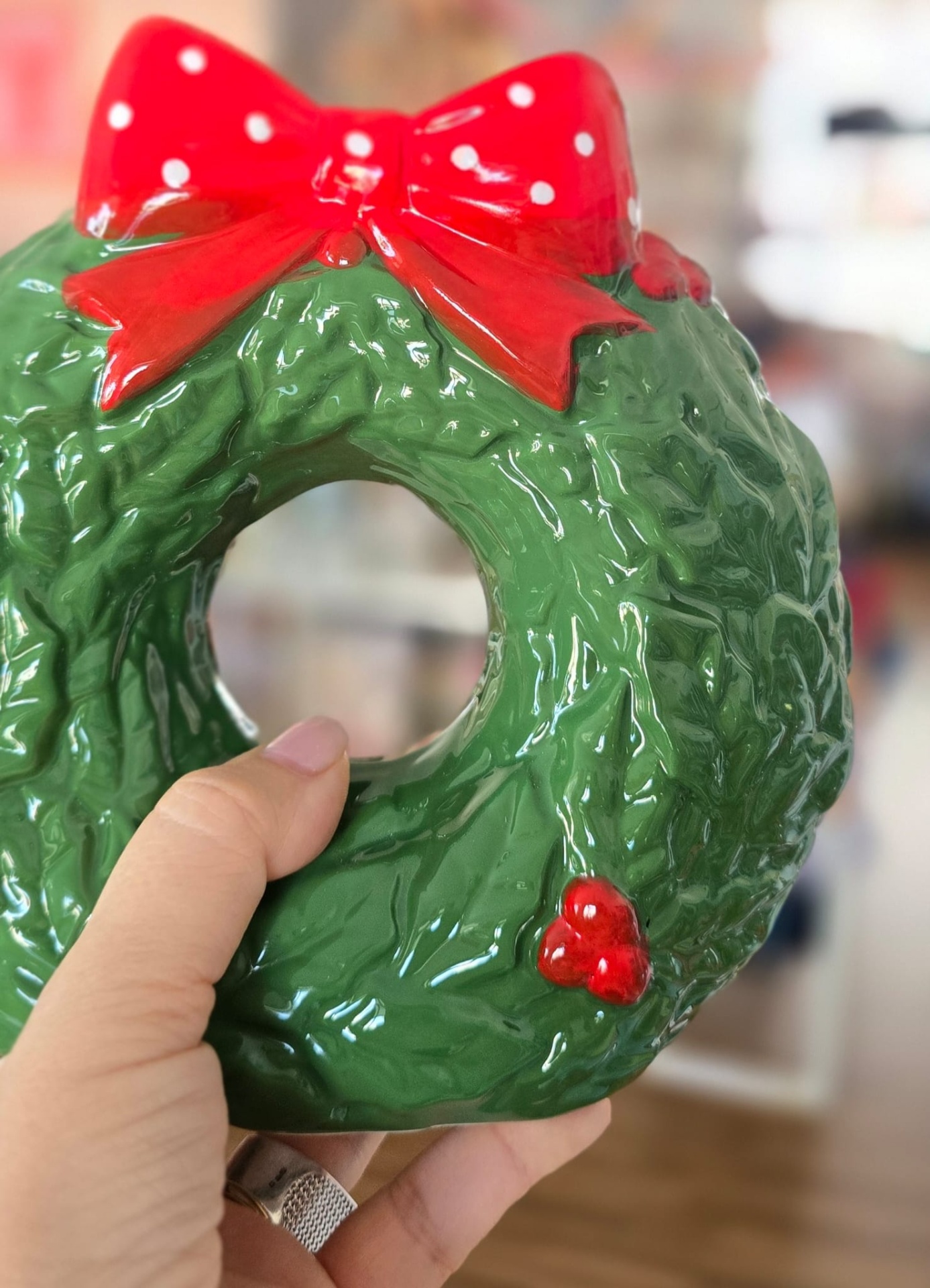Guirlanda verde de Natal em cerâmica com laço vermelho e bolinhas brancas