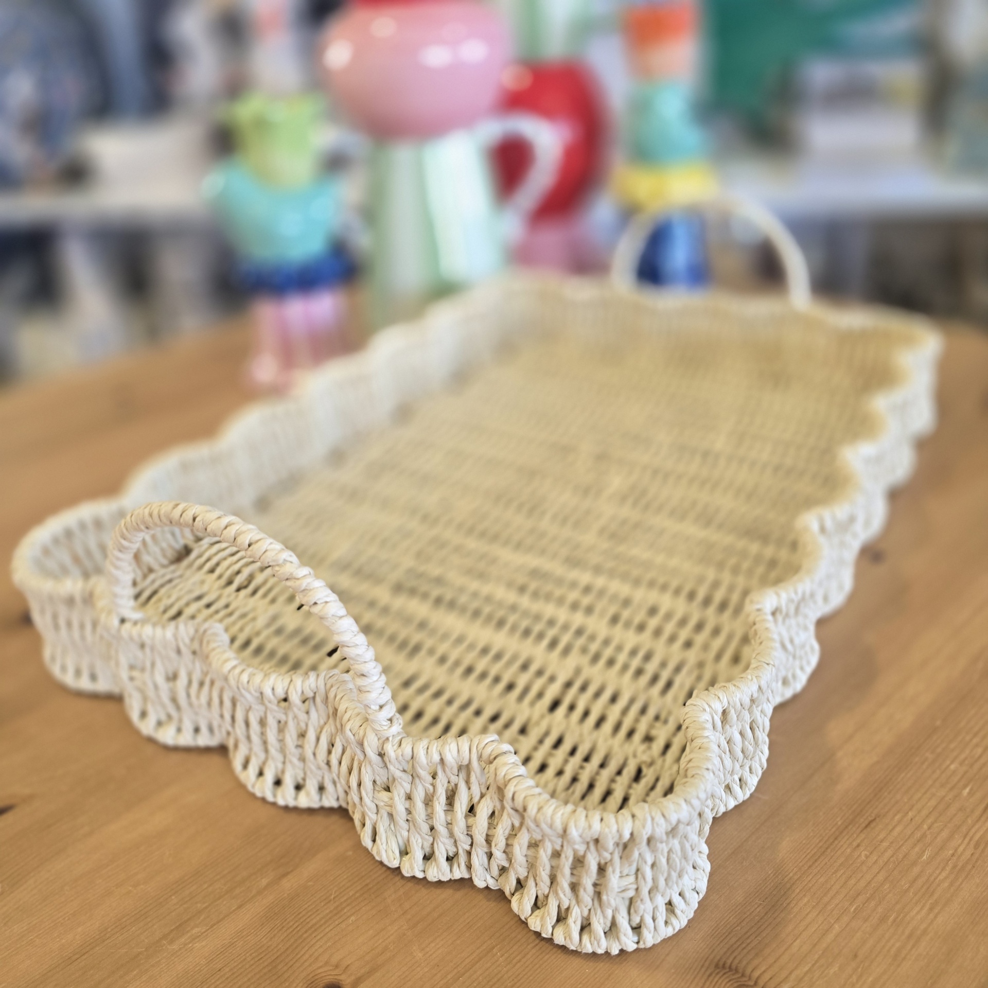 Tabuleiro trançado de fibras naturais na mesa.