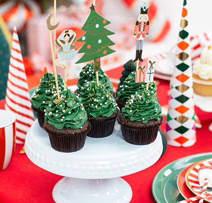 Cupcakes natalícios com cobertura verde e toppers em suporte branco