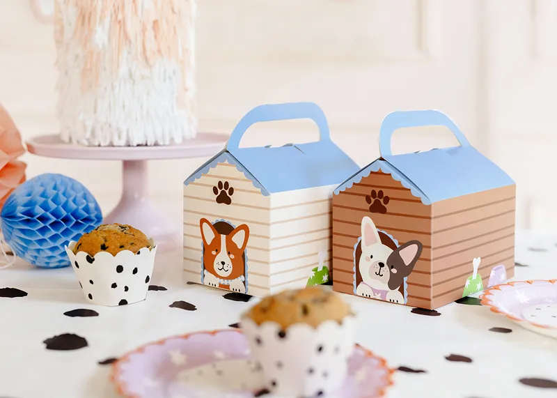 Caixas de presente para festas em forma de casa com estampas de cães, cupcakes e decoração de mesa festiva