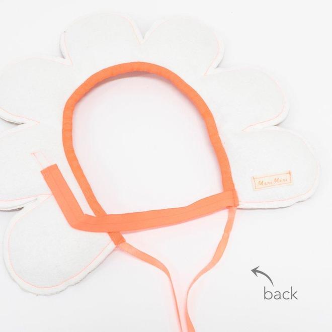 Almofada em forma de flor branca com fita cor de laranja