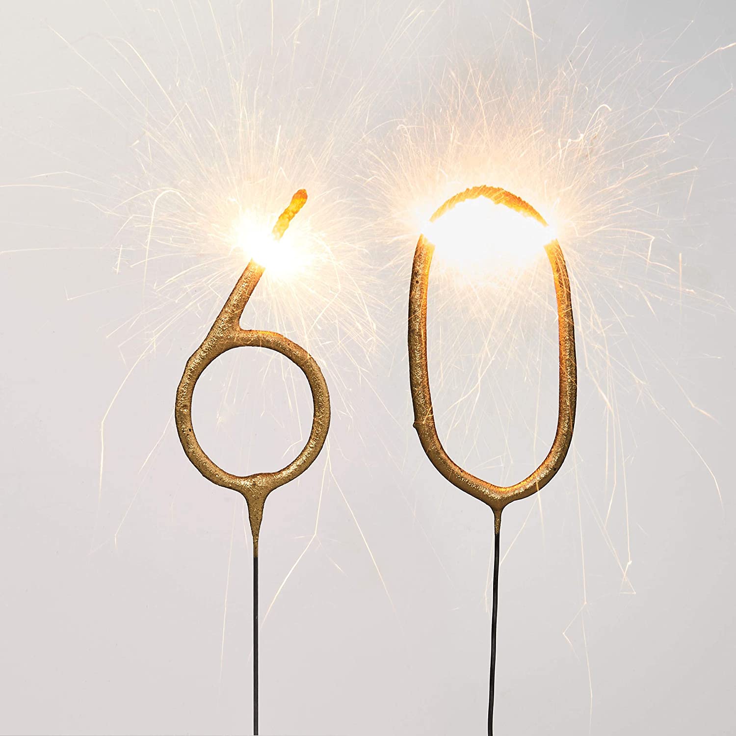 Velas de faísca douradas em forma de número 60 acesas