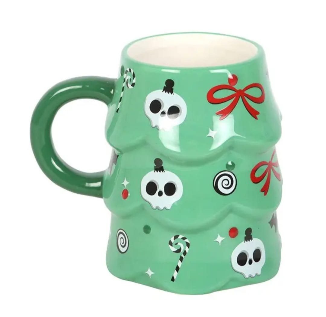 Caneca verde de cerâmica em forma de árvore de Natal com decoração de caveiras, laços e bengalas.