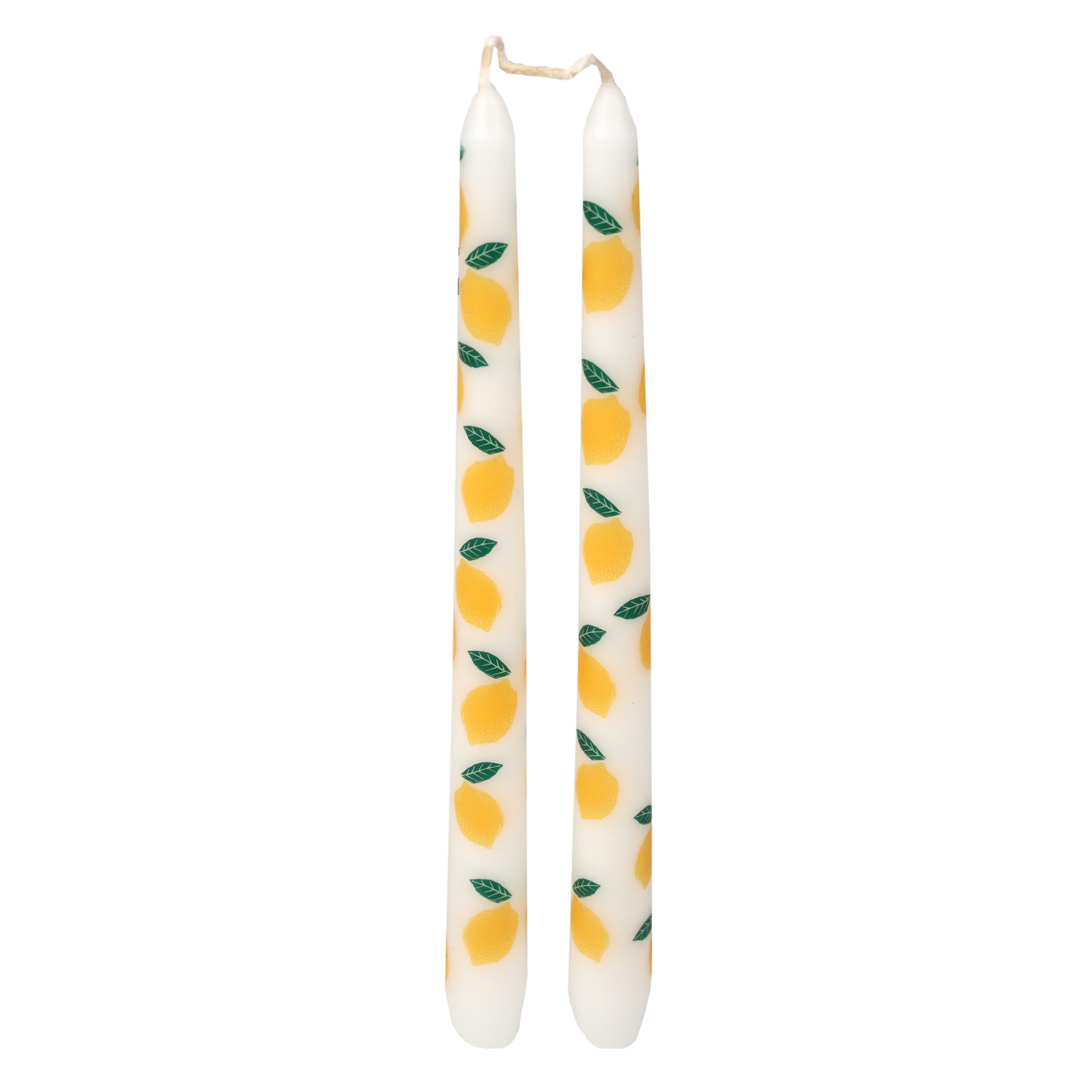 Duas velas brancas com limas amarelas e folhas verdes
