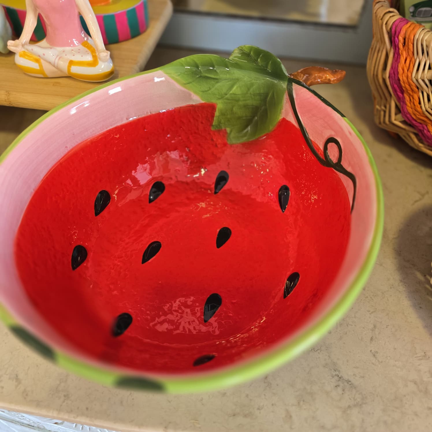 Tigela de cerâmica pintada como melancia, vista de cima