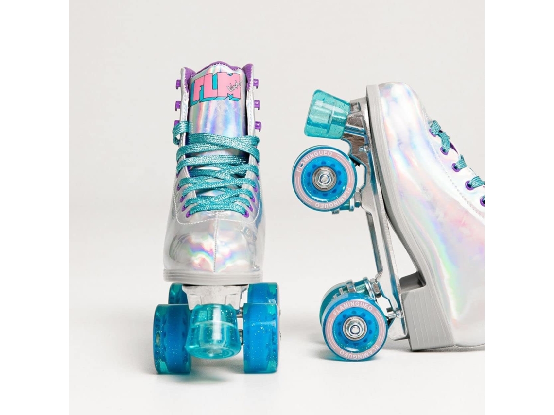 Patins de quatro rodas holográficos com detalhes em azul e roxo