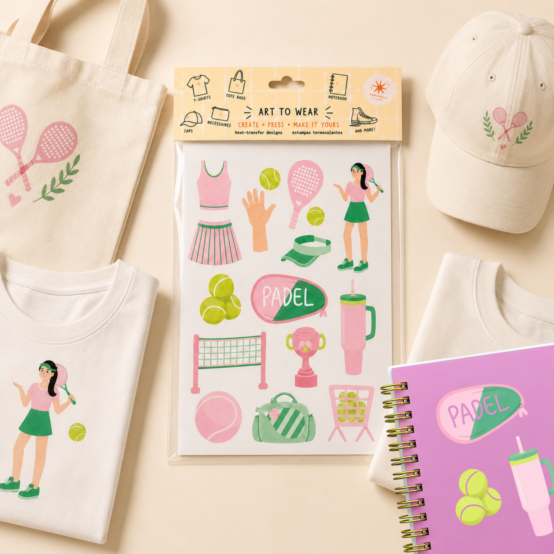 Produtos de algodão creme com estampas de padel em rosa e verde, incluindo t-shirt, tote bag e boné, com adesivos ART TO WEAR, em fundo claro