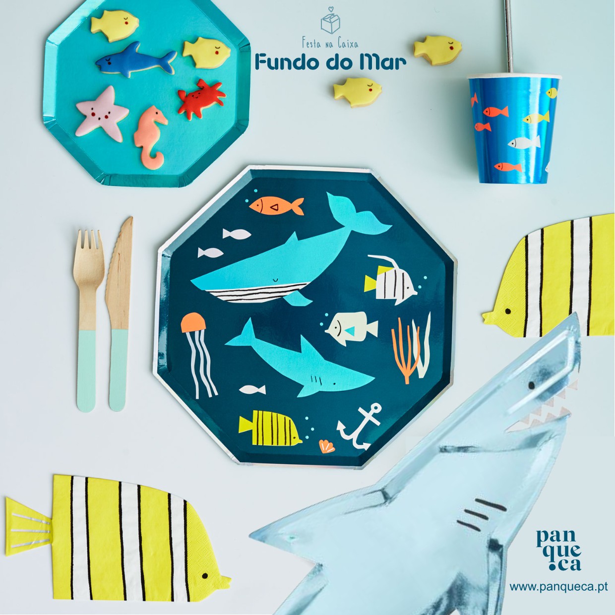 Conjunto infantil com prato, copo, talheres e decoração temática de fundo do mar