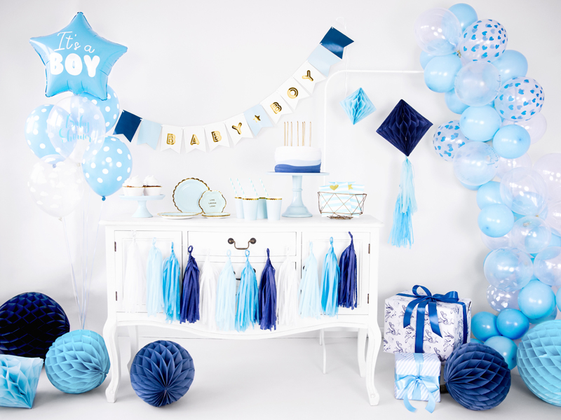 Decoração festa bebé menino com balões azuis e brancos, faixa 'IT'S A BOY', pompons de papel e presente com fita azul