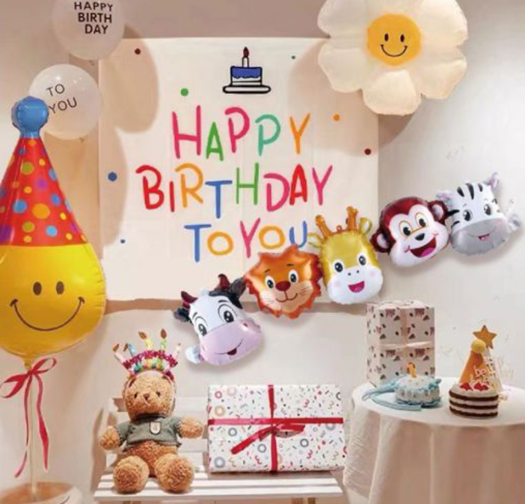 Decoração de aniversário colorida com balões, peluches e presentes