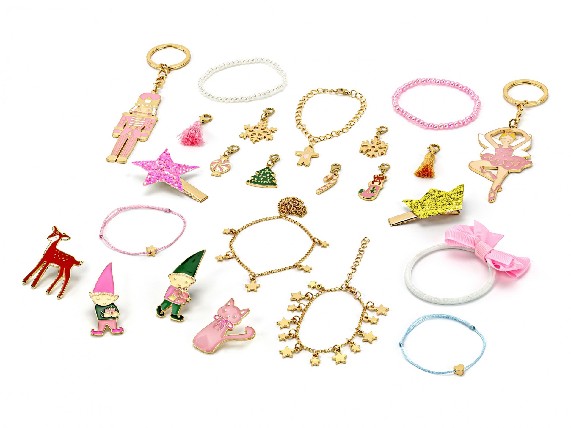 Conjunto de bijuterias infantis coloridas e porta-chaves em fundo branco