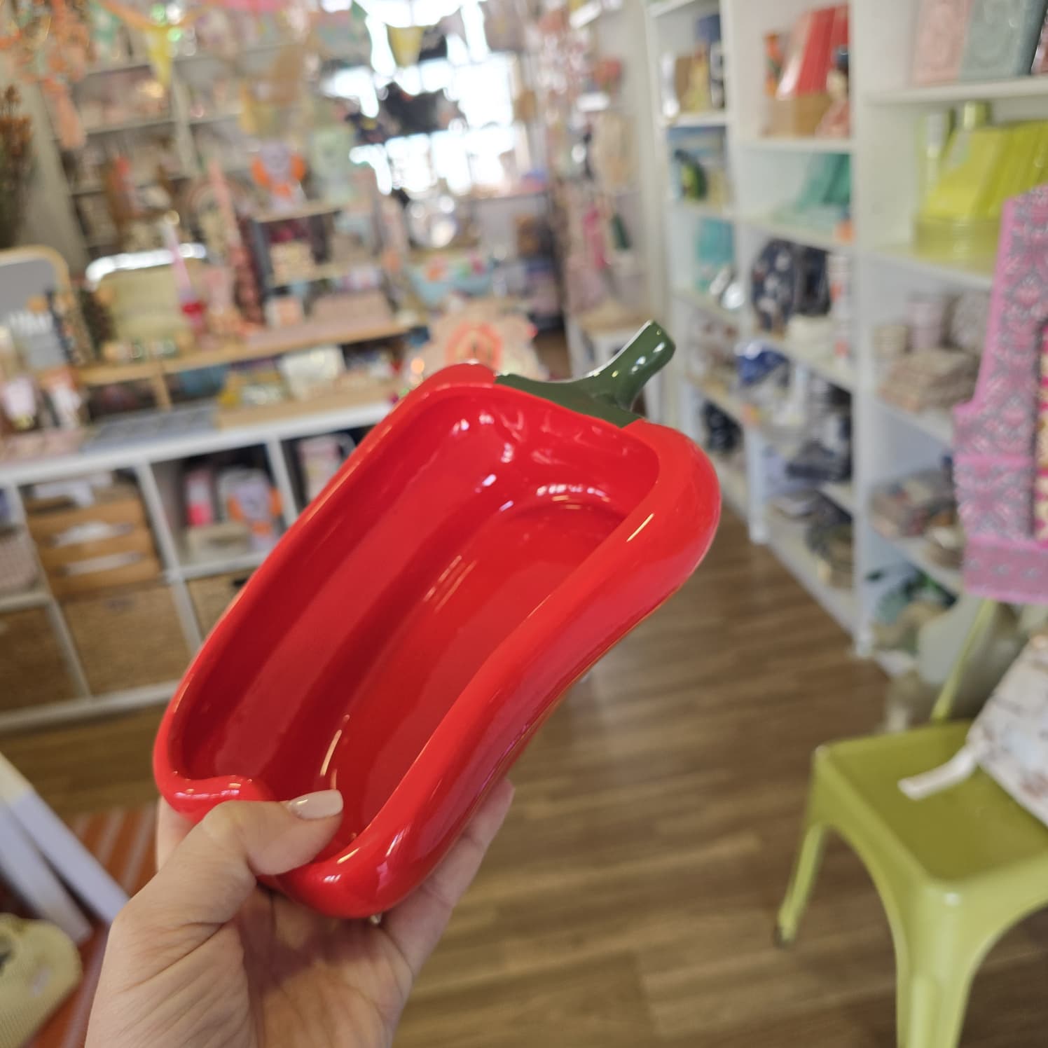 Prato em forma de pimento vermelho em mão numa loja