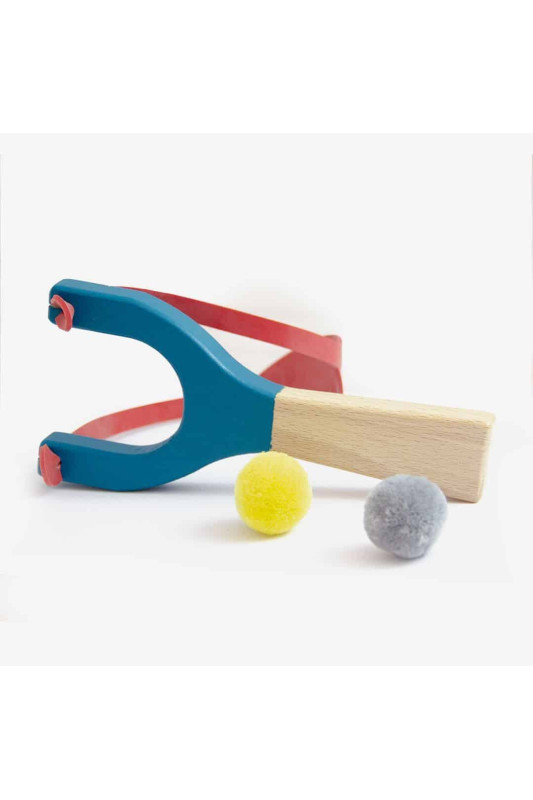 Estilingue de madeira azul com bolas de peluche amarela e cinza