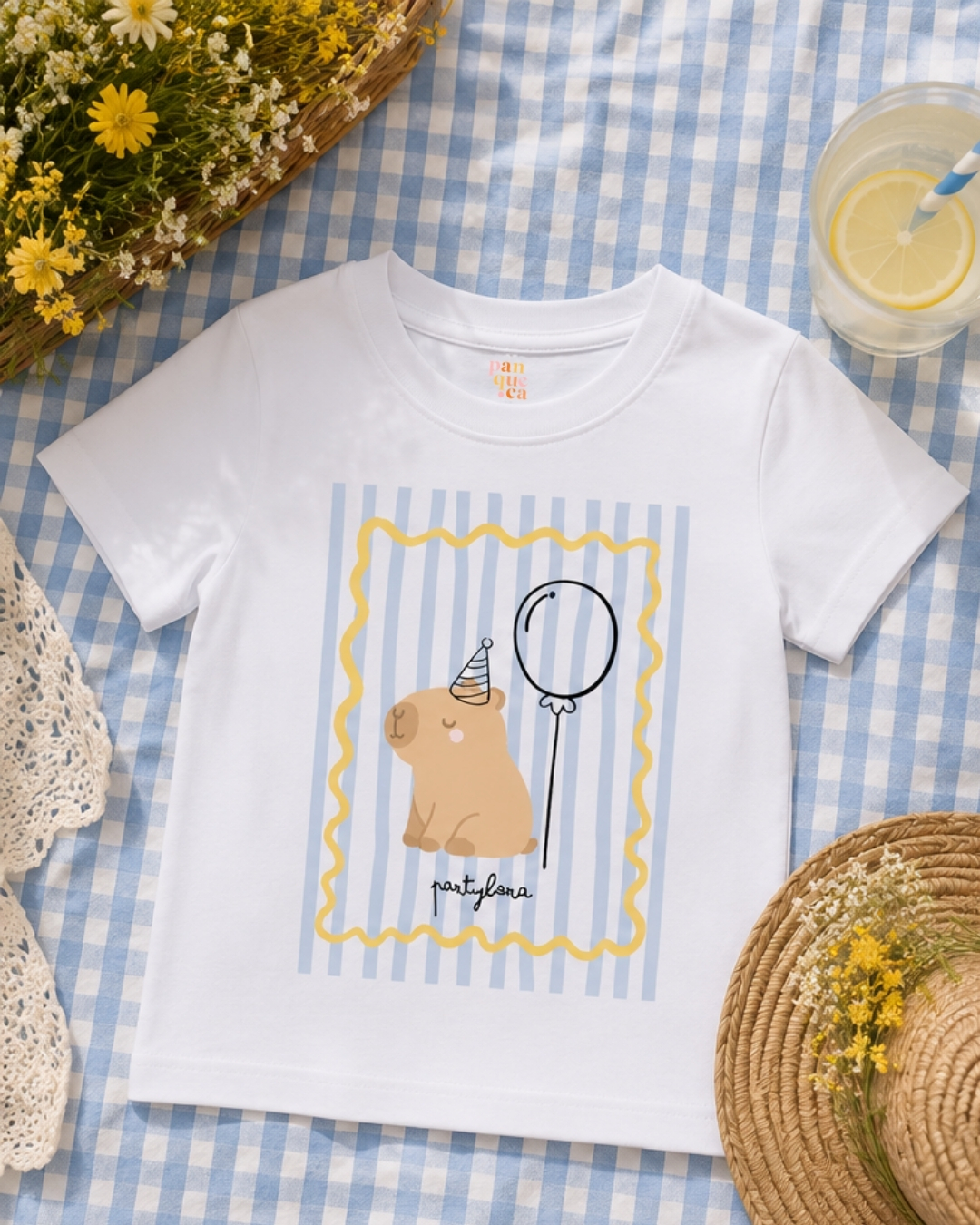 T-shirt branca para bebé com desenho de coelho e balão sobre fundo riscado azul.