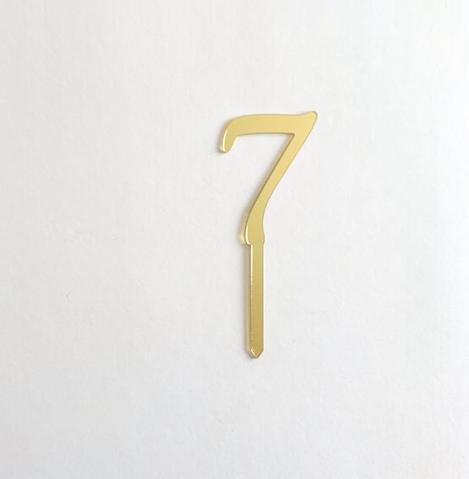 Número 7 dourado decorativo